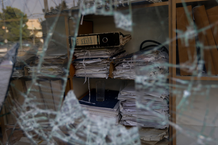 Βίντεο: Επίθεση του «Ρουβίκωνα» με σφυριά και βαριοπούλες στη ΔΟΥ Ψυχικού