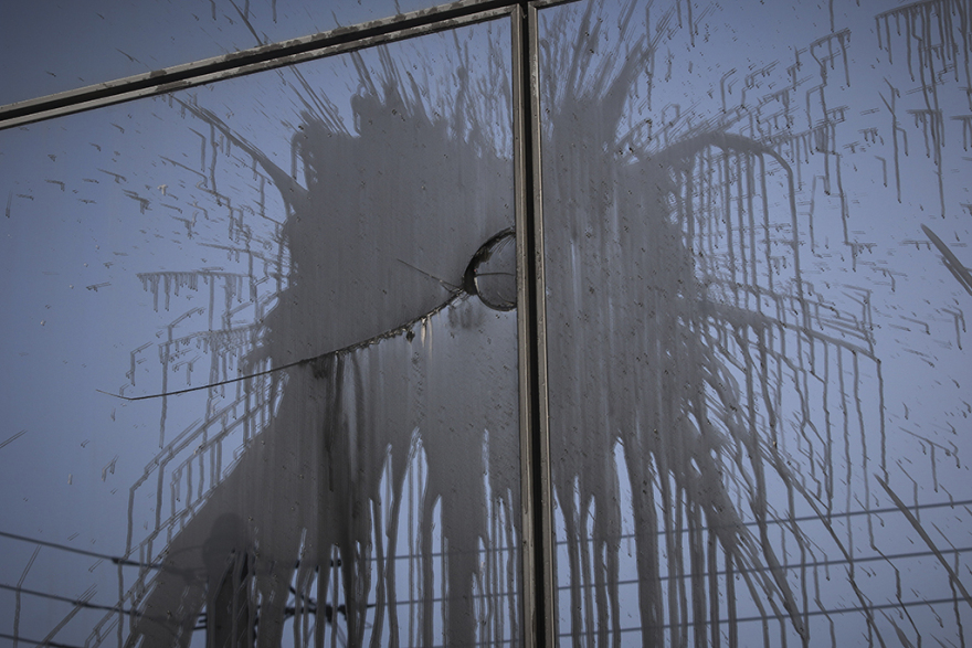 Βίντεο: Επίθεση του «Ρουβίκωνα» με σφυριά και βαριοπούλες στη ΔΟΥ Ψυχικού