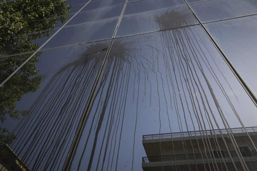 Βίντεο: Επίθεση του «Ρουβίκωνα» με σφυριά και βαριοπούλες στη ΔΟΥ Ψυχικού