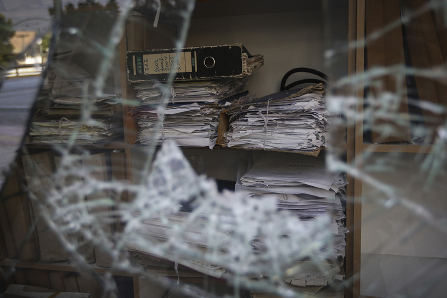 Βίντεο: Επίθεση του «Ρουβίκωνα» με σφυριά και βαριοπούλες στη ΔΟΥ Ψυχικού