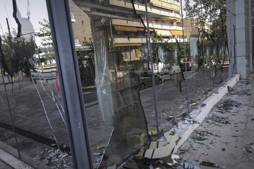 Βίντεο: Επίθεση του «Ρουβίκωνα» με σφυριά και βαριοπούλες στη ΔΟΥ Ψυχικού