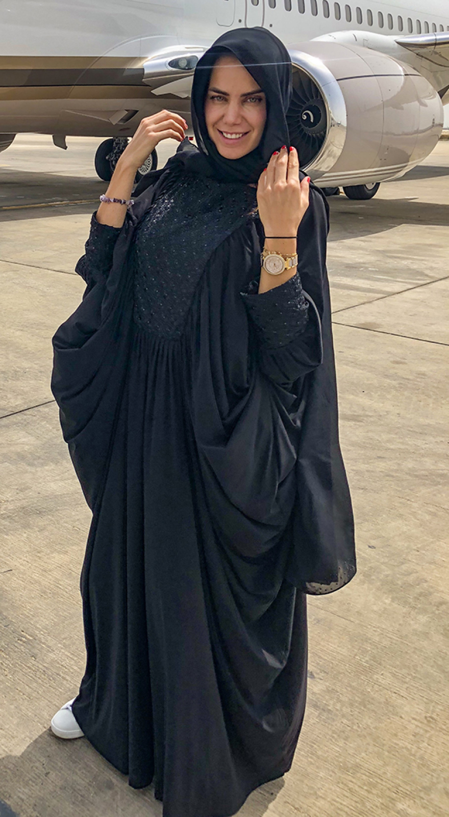 Από την Κρήτη στους αιθέρες: Η αεροσυνοδός της βασιλικής οικογένειας της Σαουδικής Αραβίας