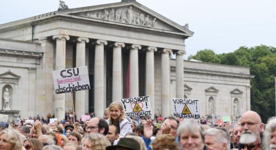 Χιλιάδες Γερμανοί διαδήλωσαν με βροχή υπέρ της Μέρκελ για το μεταναστευτικό