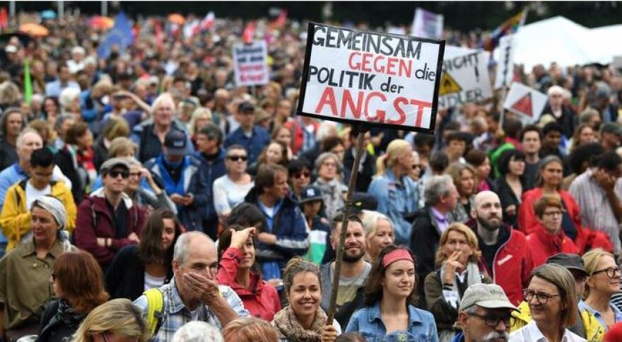 Χιλιάδες Γερμανοί διαδήλωσαν με βροχή υπέρ της Μέρκελ για το μεταναστευτικό