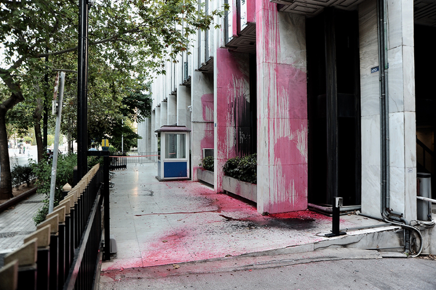 Ανεπίσημη απάντηση ΥΠΕΞ για την επίθεση του Ρουβίκωνα: Δεν είναι αριστεροί, ούτε πατριώτες