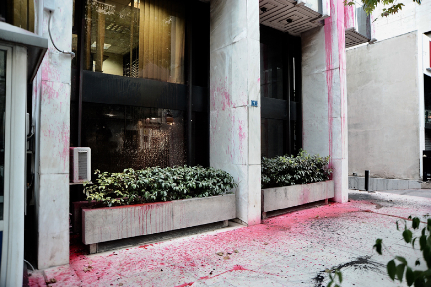 Επίθεση με μπογιές στο υπουργείο Εξωτερικών - Προσήχθη ο κάμεραμαν του Ρουβίκωνα