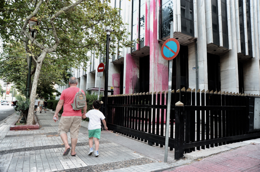 Επίθεση με μπογιές στο υπουργείο Εξωτερικών - Προσήχθη ο κάμεραμαν του Ρουβίκωνα