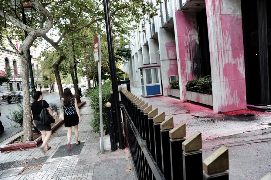 Ανεπίσημη απάντηση ΥΠΕΞ για την επίθεση του Ρουβίκωνα: Δεν είναι αριστεροί, ούτε πατριώτες