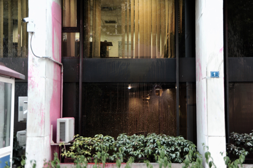 Επίθεση με μπογιές στο υπουργείο Εξωτερικών - Προσήχθη ο κάμεραμαν του Ρουβίκωνα