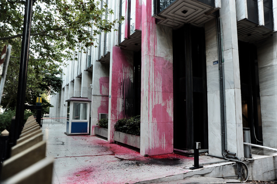 Επίθεση με μπογιές στο υπουργείο Εξωτερικών - Προσήχθη ο κάμεραμαν του Ρουβίκωνα