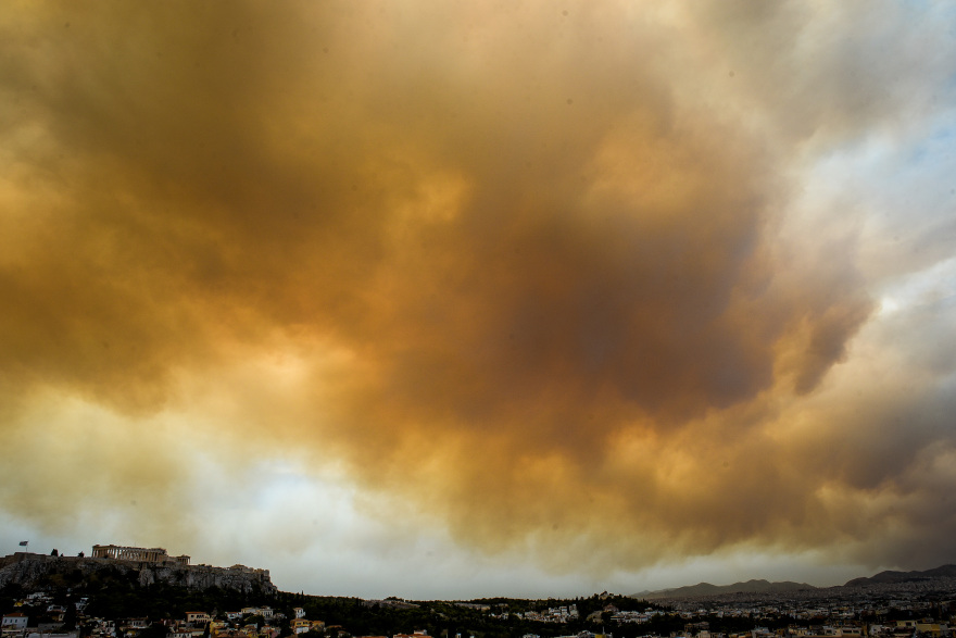 Φωτογραφίες: Μεγάλη φωτιά στην Κινέτα - Οι καπνοί σκέπασαν ακόμη και την Ακρόπολη