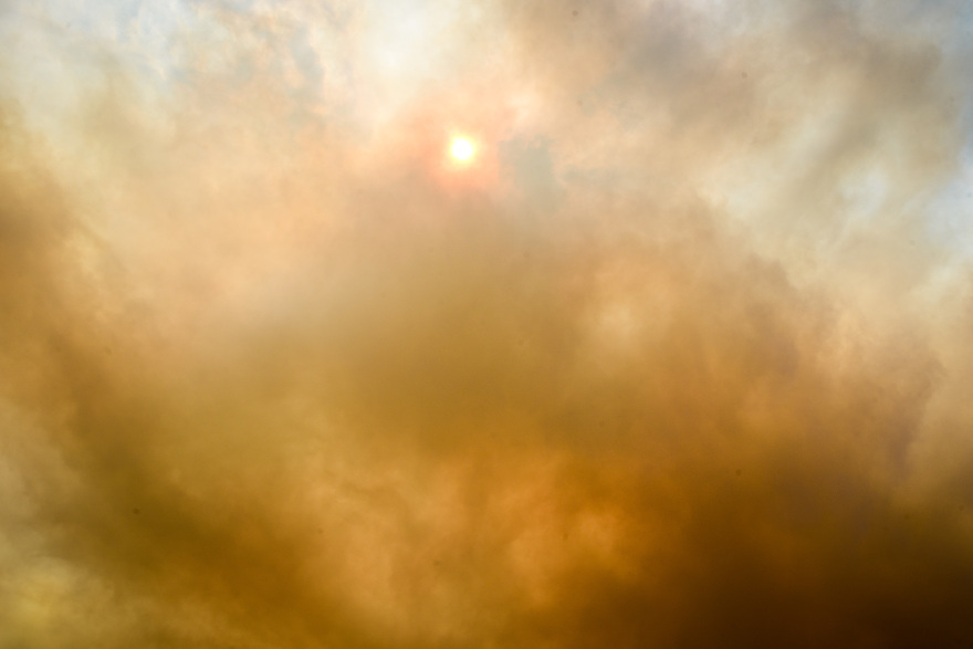 Φωτογραφίες: Μεγάλη φωτιά στην Κινέτα - Οι καπνοί σκέπασαν ακόμη και την Ακρόπολη