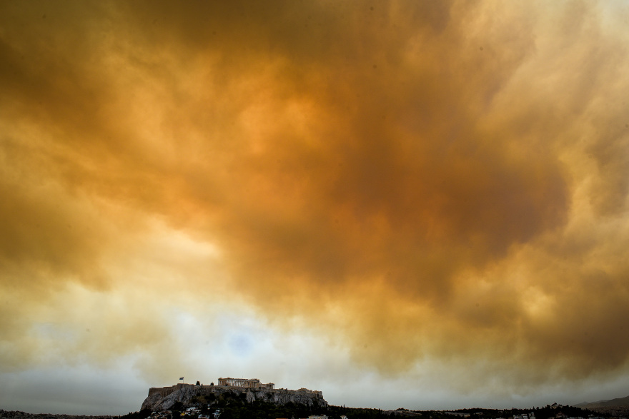 Φωτογραφίες: Μεγάλη φωτιά στην Κινέτα - Οι καπνοί σκέπασαν ακόμη και την Ακρόπολη