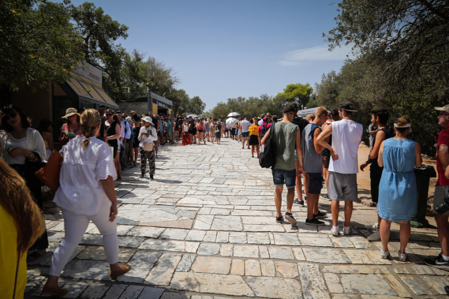 Ακρόπολη: Ουρές από τουρίστες πριν κλείσει λόγω... καύσωνα