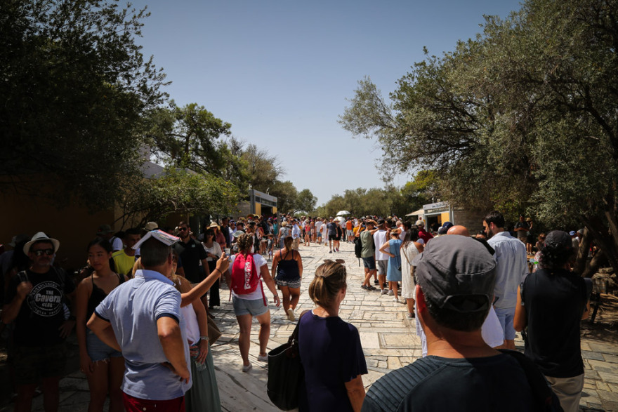 Ακρόπολη: Ουρές από τουρίστες πριν κλείσει λόγω... καύσωνα
