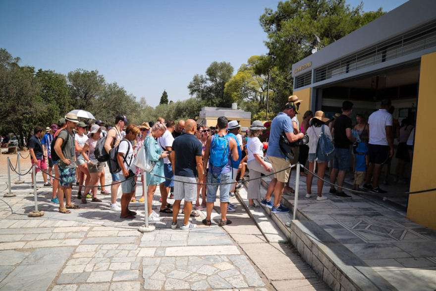 Ακρόπολη: Ουρές από τουρίστες πριν κλείσει λόγω... καύσωνα