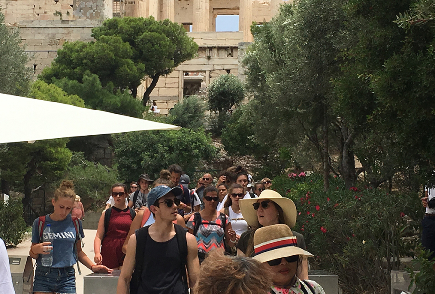 Ακρόπολη: Ουρές από τουρίστες πριν κλείσει λόγω... καύσωνα