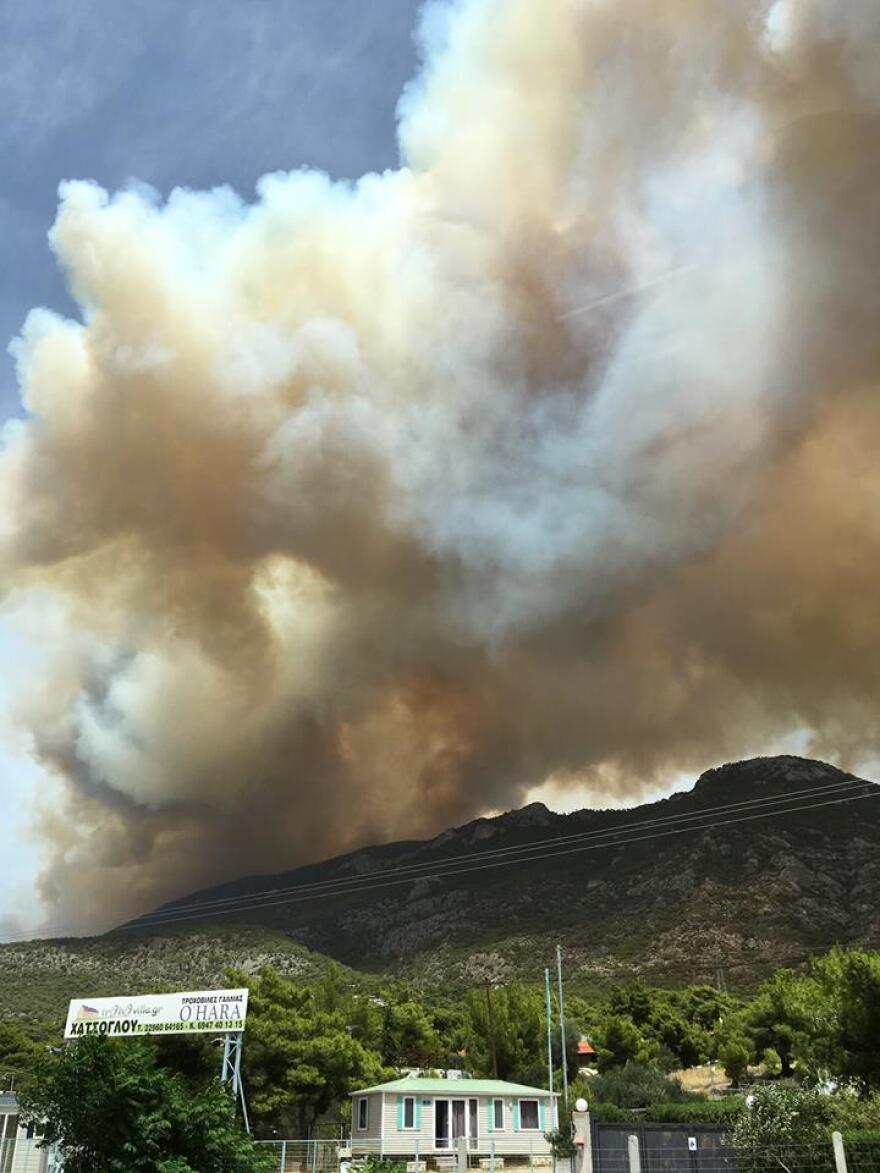 Φωτογραφίες: Μεγάλη φωτιά στην Κινέτα - Οι καπνοί σκέπασαν ακόμη και την Ακρόπολη
