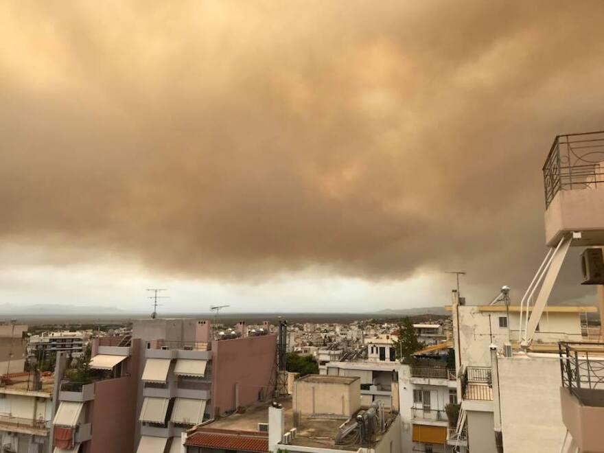 Φωτογραφίες: Μεγάλη φωτιά στην Κινέτα - Οι καπνοί σκέπασαν ακόμη και την Ακρόπολη