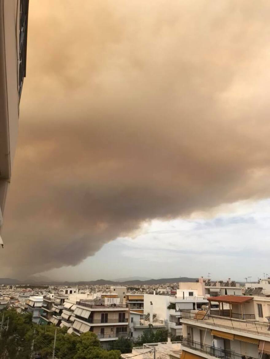 Φωτογραφίες: Μεγάλη φωτιά στην Κινέτα - Οι καπνοί σκέπασαν ακόμη και την Ακρόπολη
