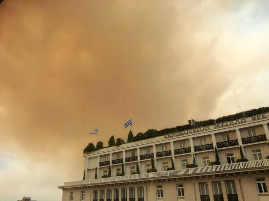 Φωτογραφίες: Μεγάλη φωτιά στην Κινέτα - Οι καπνοί σκέπασαν ακόμη και την Ακρόπολη