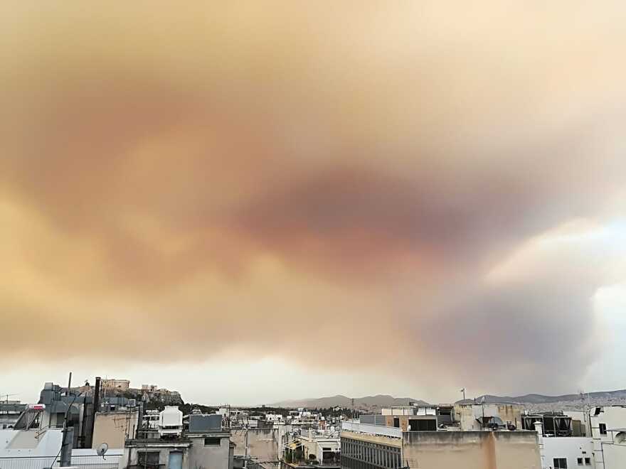 Φωτογραφίες: Μεγάλη φωτιά στην Κινέτα - Οι καπνοί σκέπασαν ακόμη και την Ακρόπολη