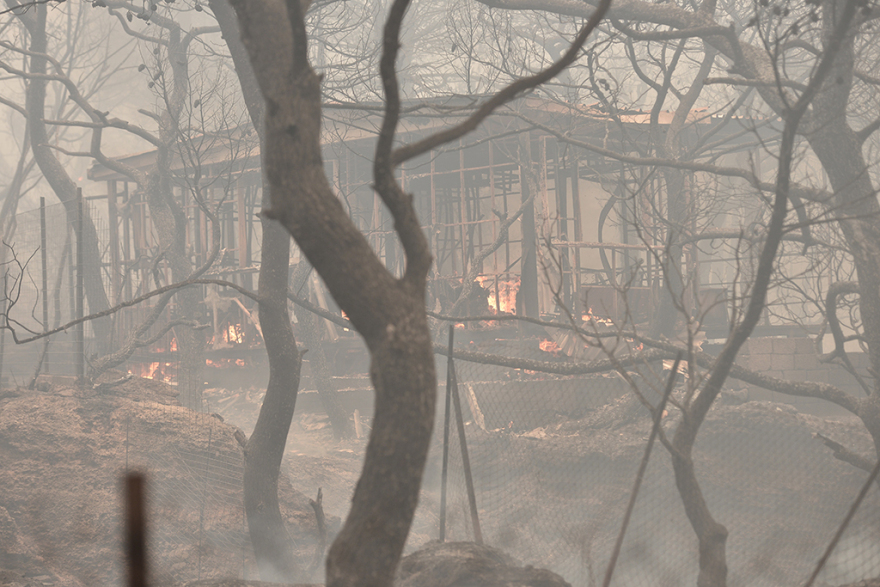 Κινέτα: Κόλαση φωτιάς - Εκκενώθηκαν τρεις οικισμοί