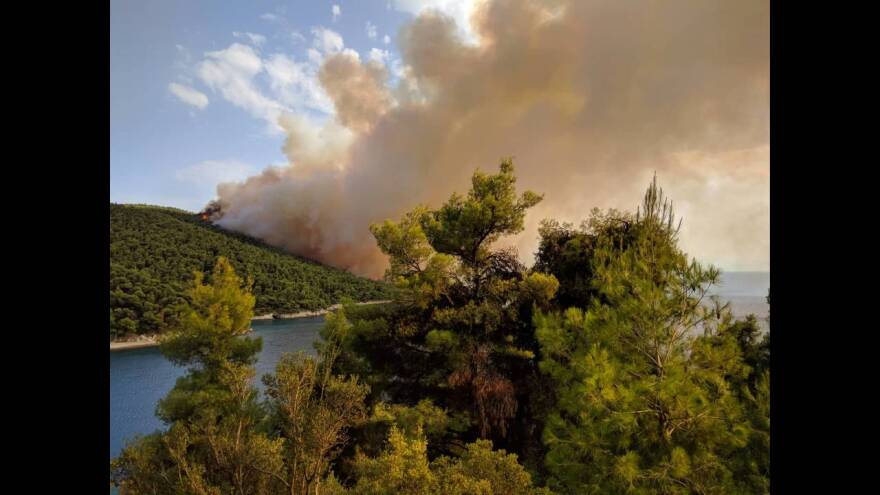 Σκόπελος: Υπό έλεγχο η μεγάλη φωτιά μετά από ολονύχτια μάχη