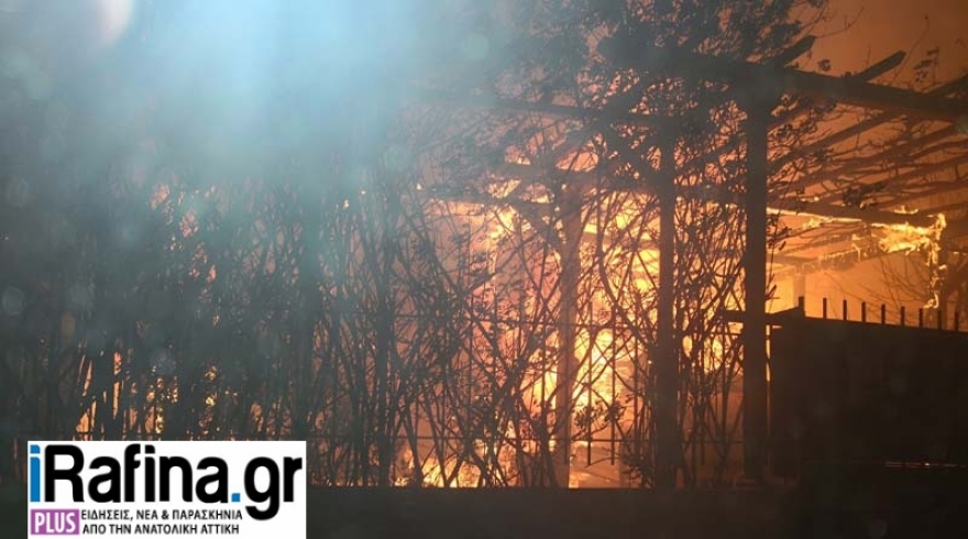 Πύρινη κόλαση στο Μάτι: Δεκάδες σπίτια και αυτοκίνητα καμμένα