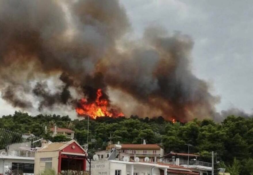 Μεγάλη πυρκαγιά και στον Κάλαμο Αττικής, έχει φτάσει μέχρι τους Αγίους Αποστόλους