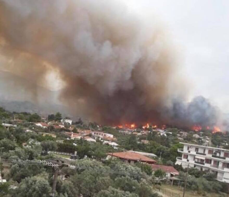 Μεγάλη πυρκαγιά και στον Κάλαμο Αττικής, έχει φτάσει μέχρι τους Αγίους Αποστόλους