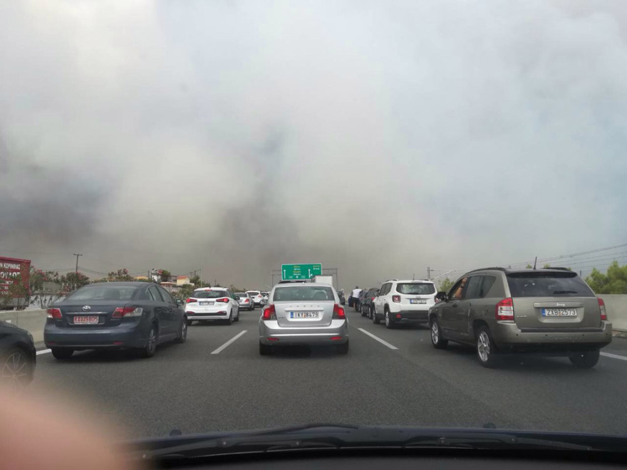 Βίντεο -σοκ από την Κινέτα: Κλειστή η εθνική από τον κόμβο Ελευσίνας έως τον κόμβο Επιδαύρου - Οι φλόγες πέρασαν το δρόμο