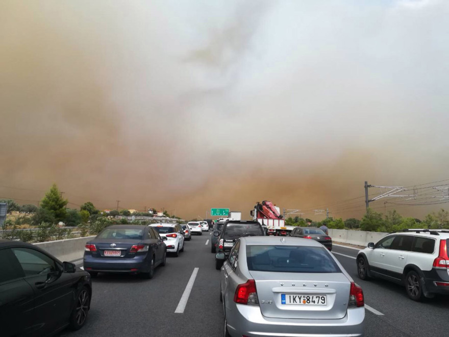 Βίντεο -σοκ από την Κινέτα: Κλειστή η εθνική από τον κόμβο Ελευσίνας έως τον κόμβο Επιδαύρου - Οι φλόγες πέρασαν το δρόμο