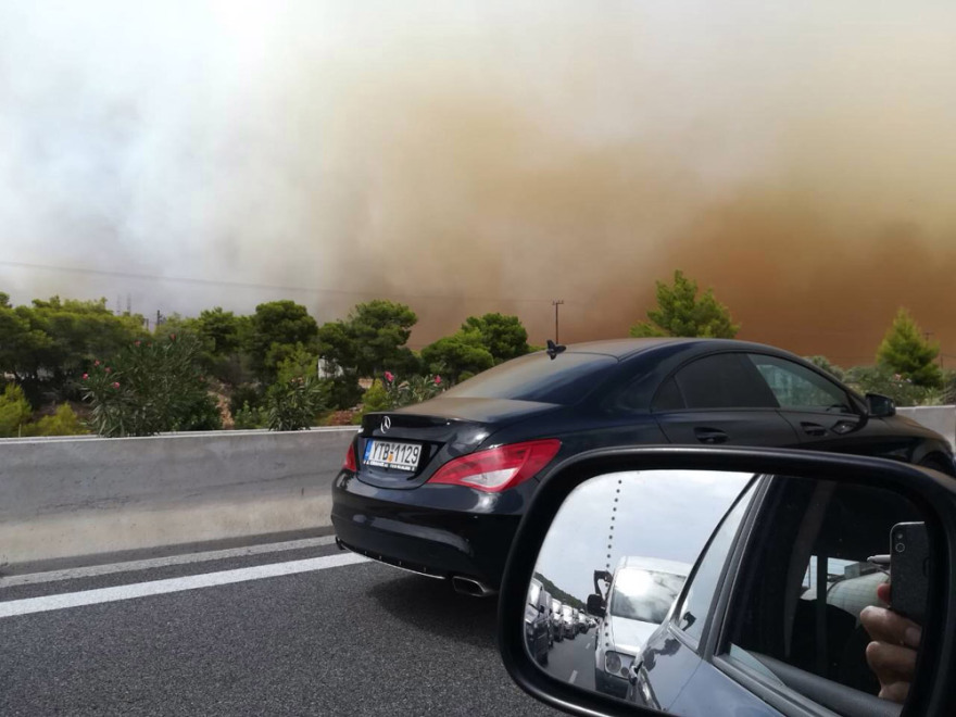 Βίντεο -σοκ από την Κινέτα: Κλειστή η εθνική από τον κόμβο Ελευσίνας έως τον κόμβο Επιδαύρου - Οι φλόγες πέρασαν το δρόμο
