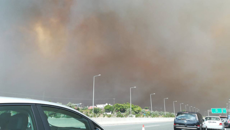 Βίντεο -σοκ από την Κινέτα: Κλειστή η εθνική από τον κόμβο Ελευσίνας έως τον κόμβο Επιδαύρου - Οι φλόγες πέρασαν το δρόμο