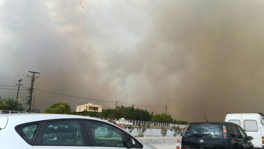 Βίντεο -σοκ από την Κινέτα: Κλειστή η εθνική από τον κόμβο Ελευσίνας έως τον κόμβο Επιδαύρου - Οι φλόγες πέρασαν το δρόμο