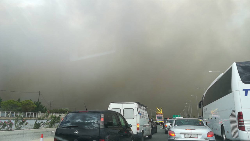 Βίντεο -σοκ από την Κινέτα: Κλειστή η εθνική από τον κόμβο Ελευσίνας έως τον κόμβο Επιδαύρου - Οι φλόγες πέρασαν το δρόμο