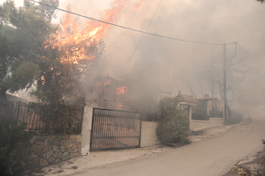 Κινέτα: Κόλαση φωτιάς - Εκκενώθηκαν τρεις οικισμοί
