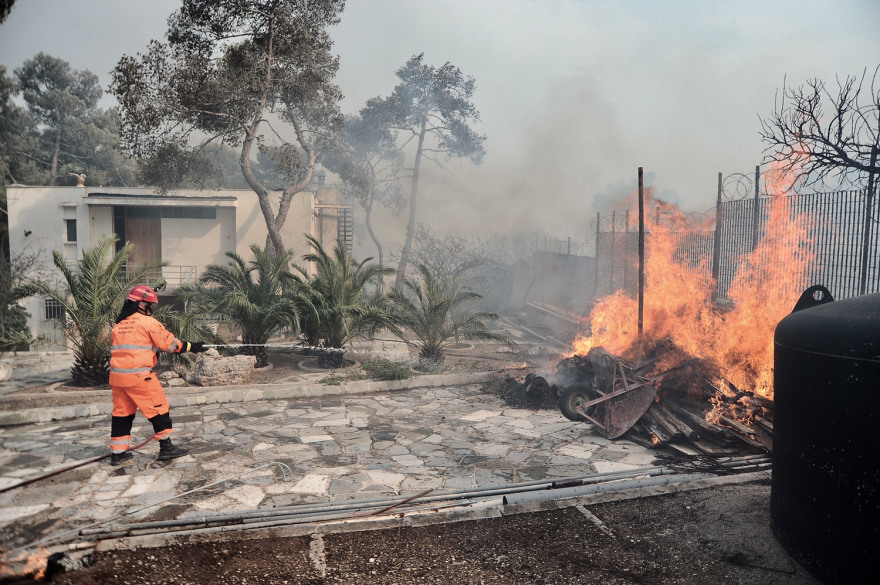 Κινέτα: Κόλαση φωτιάς - Εκκενώθηκαν τρεις οικισμοί