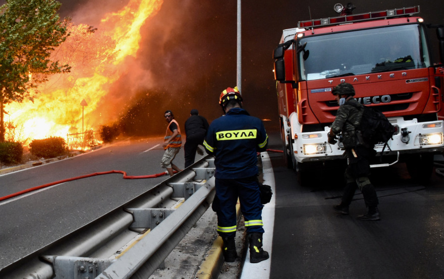 Πύρινη κόλαση στο Μάτι: Δεκάδες σπίτια και αυτοκίνητα καμμένα