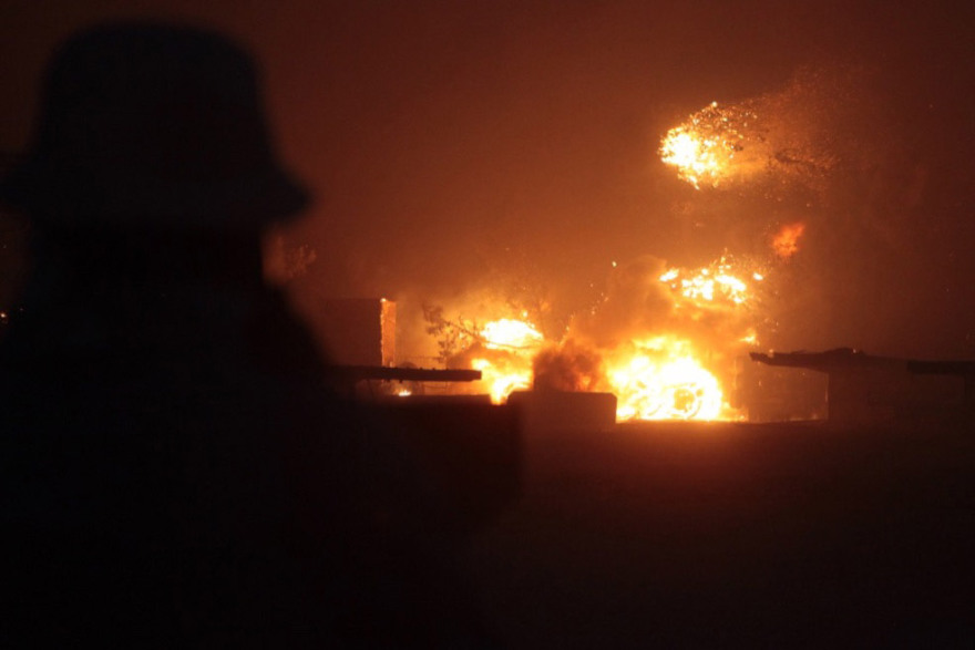 Πύρινη λαίλαπα στην Κινέτα: Κάηκαν σπίτια, εκκενώθηκαν οικισμοί