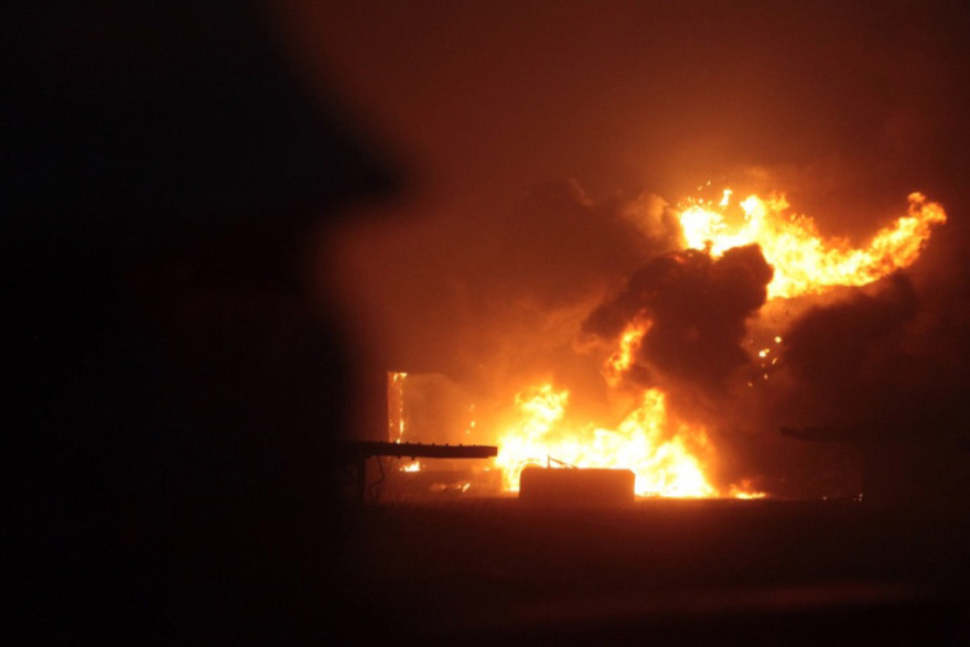 Πύρινη λαίλαπα στην Κινέτα: Κάηκαν σπίτια, εκκενώθηκαν οικισμοί