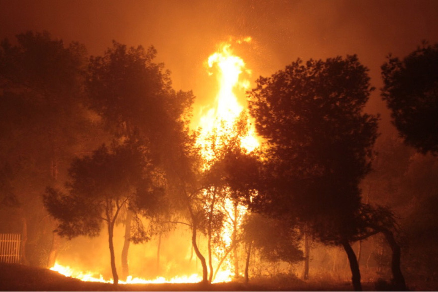 Πύρινη λαίλαπα στην Κινέτα: Κάηκαν σπίτια, εκκενώθηκαν οικισμοί