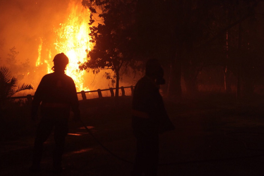Πύρινη λαίλαπα στην Κινέτα: Κάηκαν σπίτια, εκκενώθηκαν οικισμοί