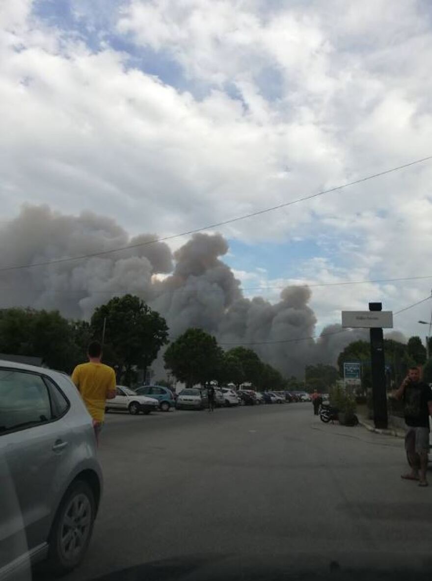 Πύρινη κόλαση στο Μάτι: Δεκάδες σπίτια και αυτοκίνητα καμμένα