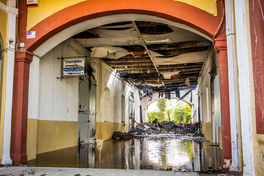 Φωτογραφίες από το Πολεμικό Μουσείο Χανίων: Στάχτη ένα από τα ιστορικότερα κτήρια 