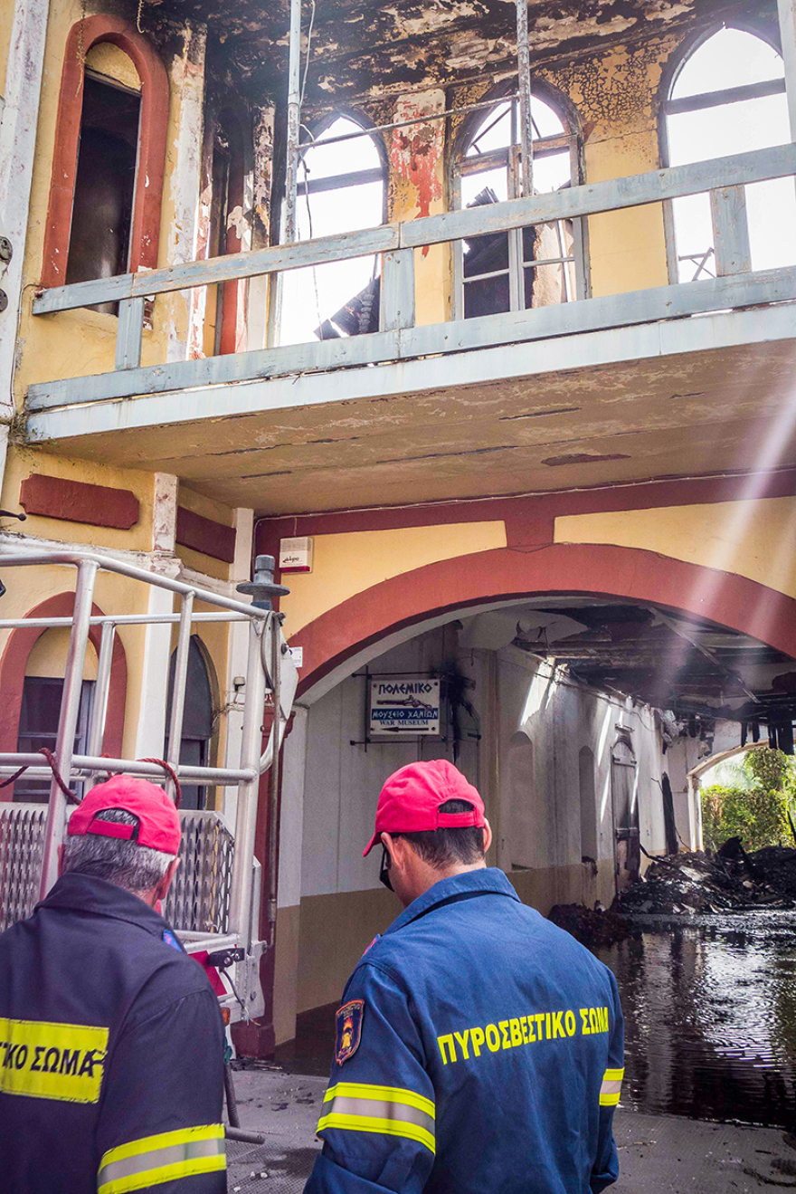 Φωτογραφίες από το Πολεμικό Μουσείο Χανίων: Στάχτη ένα από τα ιστορικότερα κτήρια 