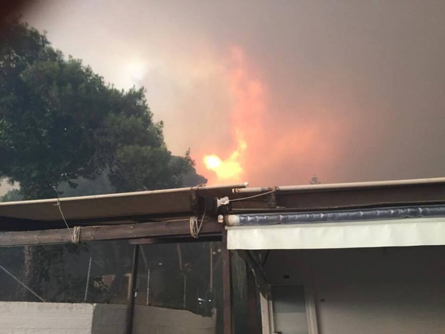 Συγκλονιστικές φωτογραφίες από το Μάτι: Καταφύγιο στην παραλία για εκατοντάδες τρομοκρατημένους πολίτες