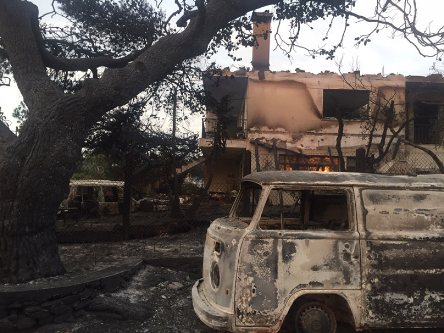 Πεντέλη: Απελπισία και οργή στ' αποκαϊδια 