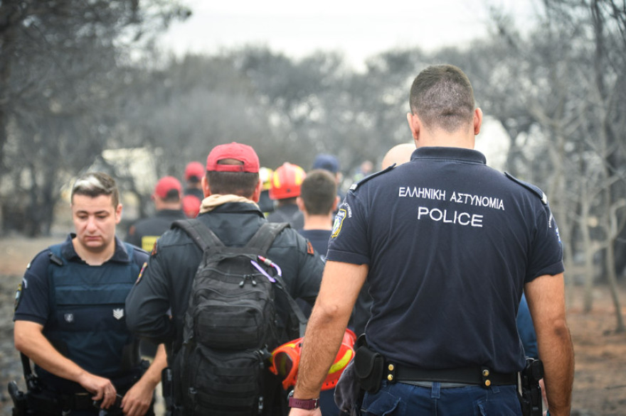 Φωτογραφίες από τη μεγάλη φωτιά της Αττικής: Η απόγνωση των πυροσβεστών μπροστά στις εικόνες φρίκης
